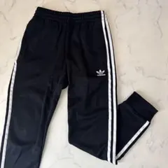 adidas ブラック ジョガーパンツ 3本ライン
