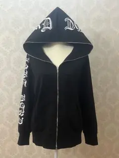 黒いフード付きパーカー 袖プリント