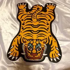 虎デザイン ラグ・カーペット　タイガー　カーペット　ラグマット　トラ　玄関マット