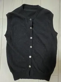ウール100%黒いニットベスト ボタン付き