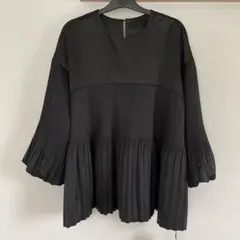 【新品】Auie F サテンプリーツブラウス　ブラック　サイズ38