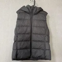 ユニクロ　ダークグレー フード付き キルティングベスト L