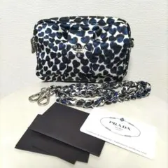 o02【極美品】プラダ　ロゴ金具　ビジュー　レザー　カメラバッグ　ショルダー. o02【極美品】プラダ ロゴ金具 ビジュー レザー カメラバッグ