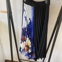 黒と多色花柄のプリーツスカートのサムネイル