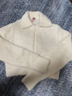 Hエイチ　アイボリー ジッパー付きニット