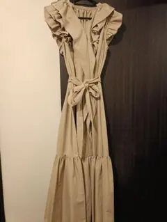 エイミーイストワール　ベージュ フリル ノースリーブ ロングワンピース