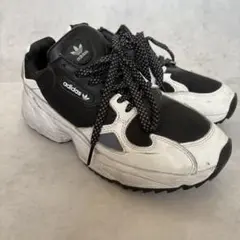 adidasファルコン