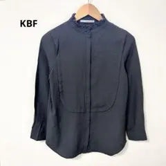 KBF フリルスタンドカラーシャツ 比翼仕立て ドレスシャツ チャコールグレー