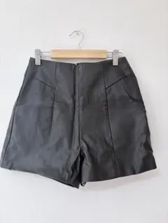 レザーショートパンツ