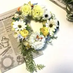 フラワーリース　蝶々が遊ぶリース　 イエロー×ホワイト　壁掛け　玄関リース