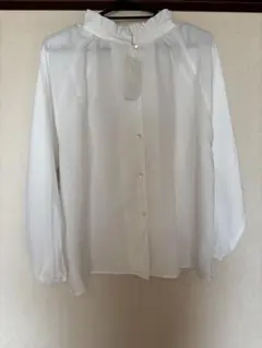 新品未使用タグ付きホワイトフリルネック長袖シャツ