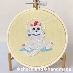 8.ねこミニ刺繍フレーム 9㎝ ハンドメイド ねこと金魚