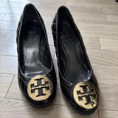 Tory Burch ブラック エナメル キルティング風 パンプス 23.5㎝のサムネイル