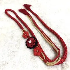 伝統的な赤黒花飾り帯締め