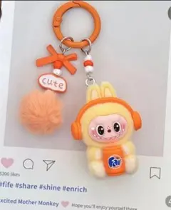【新品特価】超人気　キーホルダー オレンジ ヘッドホン ファー付き ポンポン付き