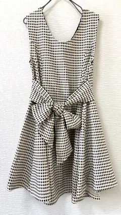 ノースリーブ ワンピース　ドット柄　白黒　春　夏