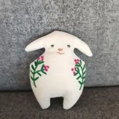 羊のブローチ　ハンドメイド