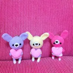 ハートを持ったうさぎのあみぐるみ3体セット