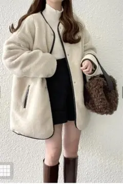 新品未使用タグ付き、フェイクレザーパイピング　リバーシブルボアコート　アイボリー