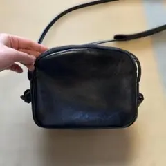 黒い合成皮革ショルダーバッグ