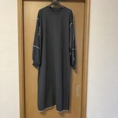 グレーの長袖ロングワンピース