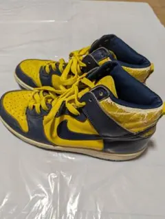 星柄NIKE WMNS AIR TROUPE MID ゴールド - メルカリ