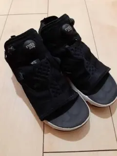 訳ありリーボックインスタポンプフューリーサンダル25センチレディース黒白ブラック