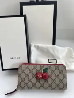 美品✨グッチ◇チェリーモチーフ二つ折り財布 スプリームPVC赤レザー