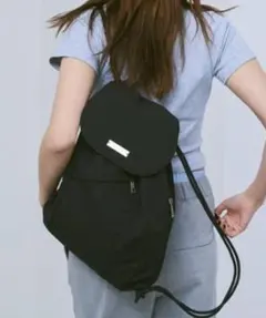 極美品 un/neu アン　ノイ　フラップデイバッグ / ナップサック