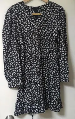 花柄　長袖ワンピース　ミニ丈