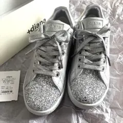 プラスダイアナ ビジュー付きパンチングスニーカー シルバー ラメグリッター