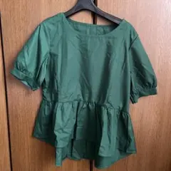 グリーン ペプラム トップス Sサイズ