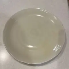 クリーム色の波型縁皿