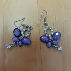 紫色の蝶の形状ピアス