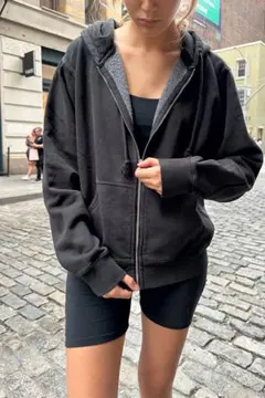 Brandy Melville ジップアップパーカー ブラックのサムネイル