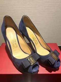 Salvatore Ferragamo ネイビー ヴァラ ハイヒール　9cm