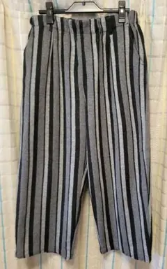 グレーと黒のストライプストレートパンツ