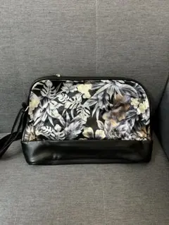 フラワー柄 ポーチ／クラッチバッグ（ブラック系）