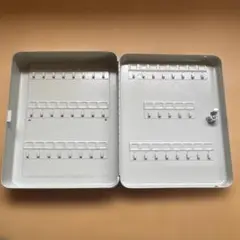 壁掛けキーボックス グレー 45本収納 鍵、ビス付き