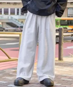 タックワイド裾ドローコードストレートスウェットパンツ　ライトグレー