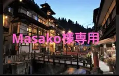歴史的な石畳の通りと教会の美しい風景10