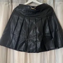 黒い合成皮革プリーツミニスカート