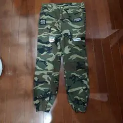 迷彩 パッチ付き カーゴパンツ