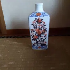 花柄の四角形陶器花瓶　有田焼のサムネイル