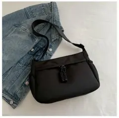 ブラック 黒 ショルダーバック 斜めがけ 大容量 軽量 タッセル付 調節可能