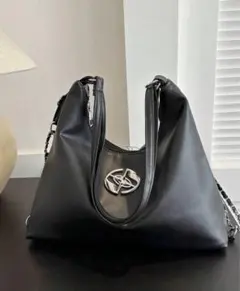 黒 合成皮革 ショルダーバッグ ロゴ付き