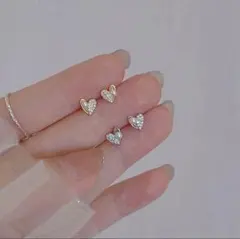 ハートデザイン　パールとストーン付きピアス　ゴールドカラー