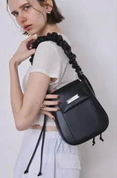 un/neu ギャザーハンドルフェイクレザーレザーフラップバッグ ブラック