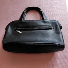 シンプルな黒いレザーハンドバッグ　アルカン