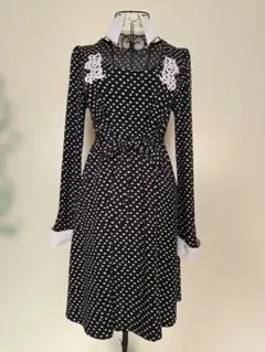 レトロな水玉模様の長袖ひざ丈のお洒落なデザインのワンピース